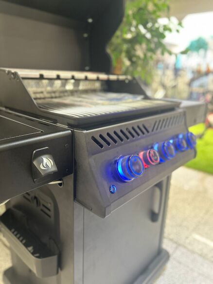 Napoleon Gasgrill Phantom Rogue SE 425 RSIBPK-2- Mod.2025 inkl. Grillbürste