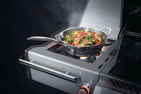 Napoleon Gasgrill Prestige PRO 825 RSBI inkl. Drehspieß und Bodenbeleuchtung